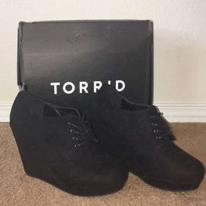 TORRID SUEDE 9W WEDGE BOOTIES